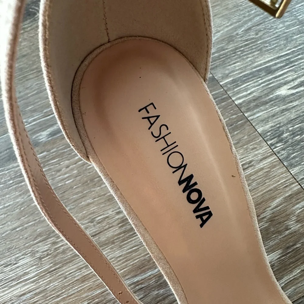 Fashion Nova round toe Tan Block Heel Sandals size 8